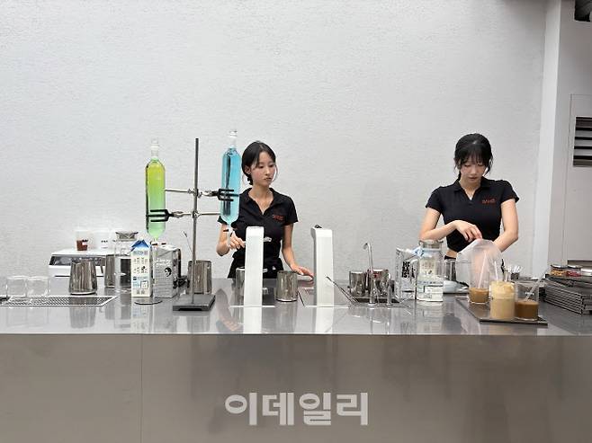 서울 익선동 산스 매장에서 직원들이 음료를 제조하는 모습.(사진=김혜미 기자)