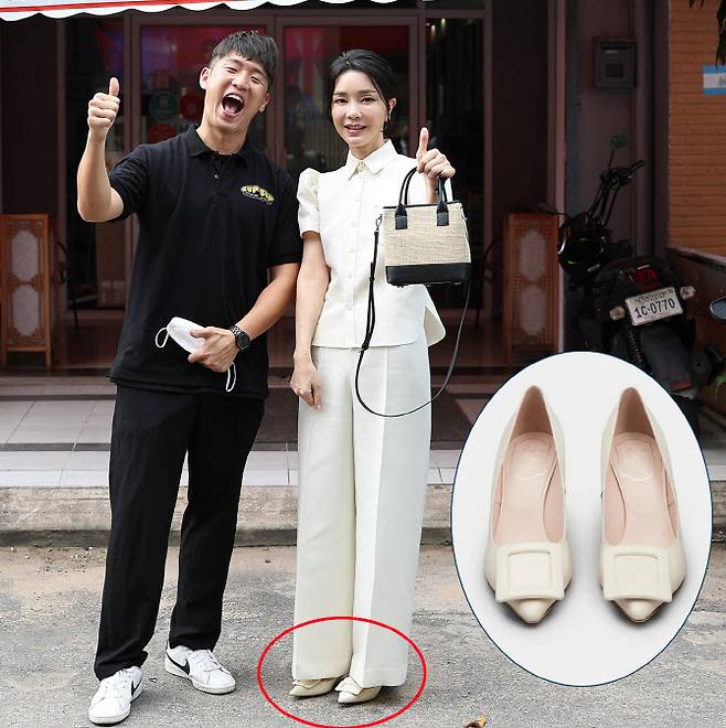 지난 2022년 캄보디아 프놈펜에서 한국 분식점을 운영하는 청년을 만난 김건희 여사. 로저비비에사의 커버드 버클 펌프스 오프 화이트 제품을 신었다. (사진=대통령실로저비비에 홈페이지)