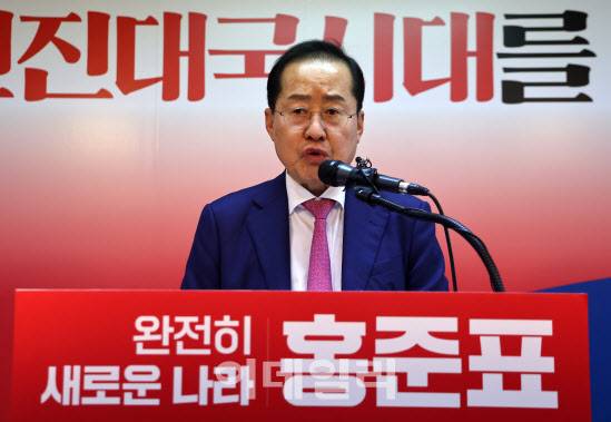 [이데일리 이영훈 기자] 홍준표 전 대구시장이 14일 서울 여의도 대하빌딩에 마련된 선거사무소에서 제21대 대통령 선거 출마를 선언하고 있다