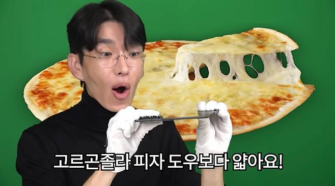 - 갤럭시 Z 폴드 7의 두께를 보며 놀라는 보겸 [출처: 보겸s 유튜브]