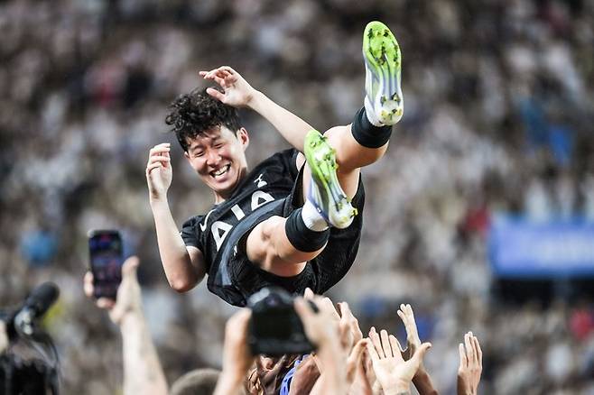 헹가래를 받는 손흥민