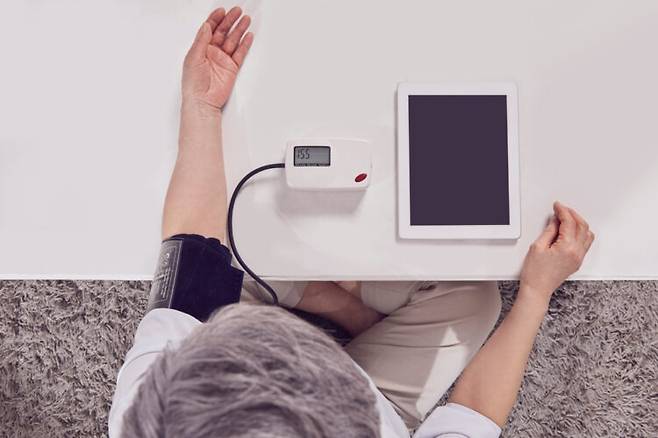 치매 위험을 줄이는 최선의 방법 중 하나가 고혈압 조절이라는 연구 결과가 있다. 고혈압을 잘 관리하기 위해서는 약을 복용하고 있더라도 건강한 생활 습관을 유지해야 한다. [사진=클립아트코리아]