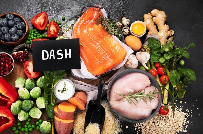 고혈압 예방에 좋은 식단(DASH 식단)의 음식이 제2형당뇨병 환자의 혈당 감소와 최적 혈당 관리에 좋다는 새로운 연구 결과가 나왔다. [사진=게티이미지뱅크]