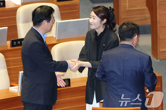 강선우 더불어민주당 의원이 5일 오후 서울 여의도 국회 본회의장에서 방송법 개정안에 대한 무제한토론 종결동의의 건 투표를 마치고 동료 의원들과 인사나누고 있다. 2025.8.5/뉴스1 ⓒ News1 이광호 기자