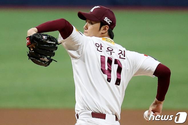 어깨 부상을 당한 키움 안우진. /뉴스1 DB ⓒ News1 민경석 기자