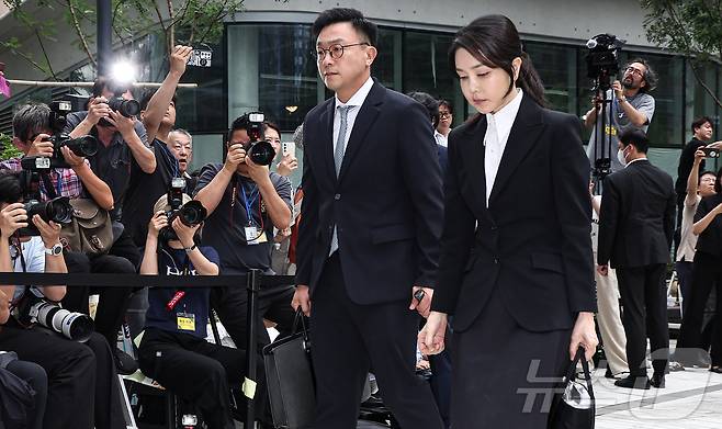 윤석열 전 대통령 부인 김건희 여사가 6일 서울 종로구에 마련된 김건희 특검팀(특별검사 민중기) 사무실로 조사를 받기 위해 출석하고 있다. 2025.8.6/뉴스1 ⓒ News1 김도우 기자