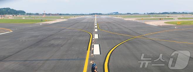 5일 인천국제공항에서 제2활주로 종합시험운영 및 관계기관 합동점검이 열렸다. 인천공항공사는 지난 2021년 6월부터 노후화된 활주로에 대해 순차적으로 재포장 및 개선공사를 진행해왔다. 제2활주로까지 공사가 완료되면 인천공항은 개항 이래 처음으로 4개 활주로를 동시에 운영하게 된다. 이에 따라 연간 항공기 처리 용량도 기존보다 늘어난 연간 60만 회 수준으로 확대될 전망이다. 사진은 운행 재개를 앞둔 제2활주로의 모습. 2025.8.6/뉴스1 ⓒ News1 박지혜 기자