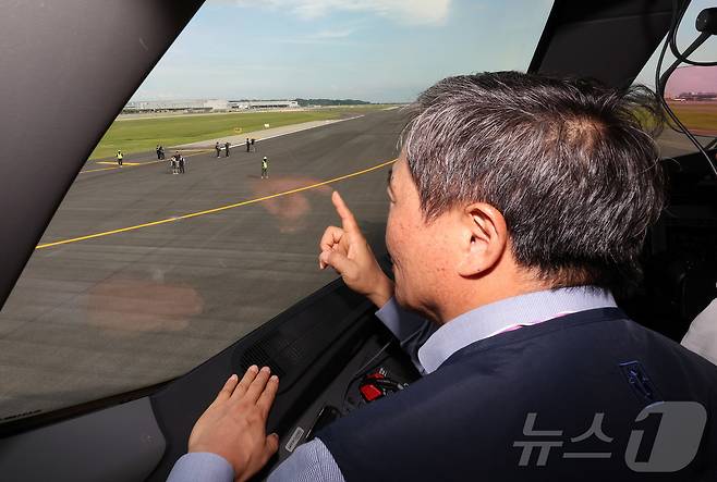 이학재 인천국제공항공사 사장이 5일 인천국제공항에서 항공기 조종석에 탑승해 운영 재개를 앞둔 제2활주로의 사용성과 안전성을 점검하고 있다. 2025.8.6/뉴스1 ⓒ News1 박지혜 기자