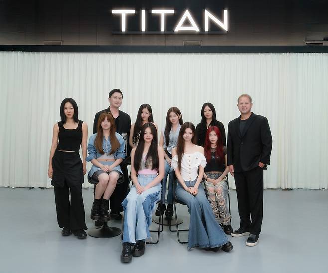 타이탄 콘텐츠 앳하트(앞줄), 리아킴 CPO, 한세민 COB, 강정아 CEO, 돔 로드리게즈 CBO(뒷줄 왼쪽부터, 이탄 콘텐츠 제공)