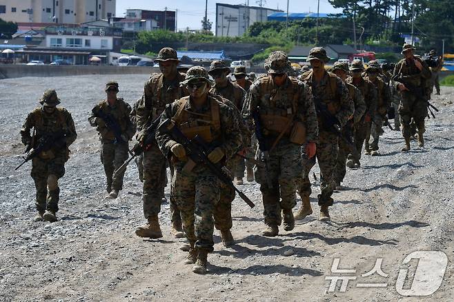 6일 경북 포항시 북구 송라면 해안에서 실시된 2025 한미 해병대 상륙훈련에서 해안두보를 확보한 미 해병대원들이 작전 지역으로 이동하고 있다.  2025.8.6/뉴스1 ⓒ News1 최창호 기자