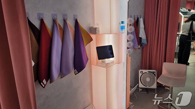 서울 성동구 소재 '올리브영N 성수' 매장의 '파인드 유어 컬러'에서는 고객들의 '퍼스널 컬러'를 찾고 피부 톤에 가장 적합한 제품을 추천한다. 2025.8.6/뉴스1 ⓒ News1 이정환 기자