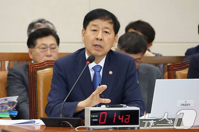구윤철 경제부총리 겸 기획재정부 장관이 6일 오전 서울 여의도 국회에서 열린 기획재정위원회 전체회의에 출석해 한미 관세 협상과 관련한 의원 질의에 답하고 있다. 2025.8.6/뉴스1 ⓒ News1 이광호 기자