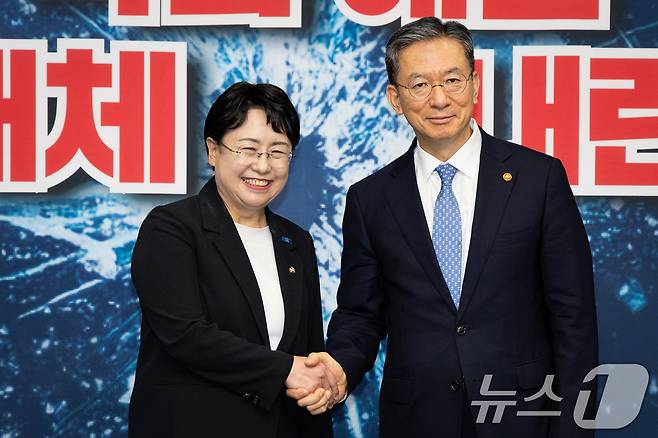 김선민 조국혁신당 당대표 권한대행이 6일 서울 여의도 국회에서 정성호 법무부 장관을 접견, 기념 촬영을 하고 있다. 2025.8.6/뉴스1 ⓒ News1 유승관 기자