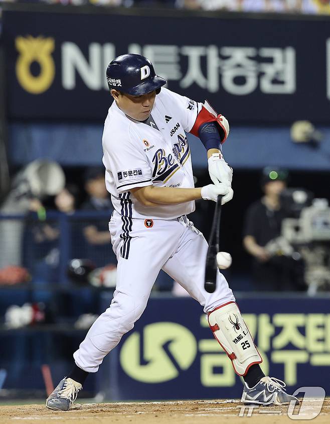 27일 서울 송파구 잠실야구장에서 열린 프로야구 '2025 신한 SOL뱅크 KBO 리그' LG 트윈스와 두산 베어스의 경기 7회말 무사 1,3루 상황 두산 양의지가 타격하고 있다. 이때 양의지가 병살타로 아웃됐지만 그 사이 3루 주자 이유찬이 홈을 밟으며 두산이 7-6으로 역전에 성공했다. 2025.7.27/뉴스1 ⓒ News1 박지혜 기자