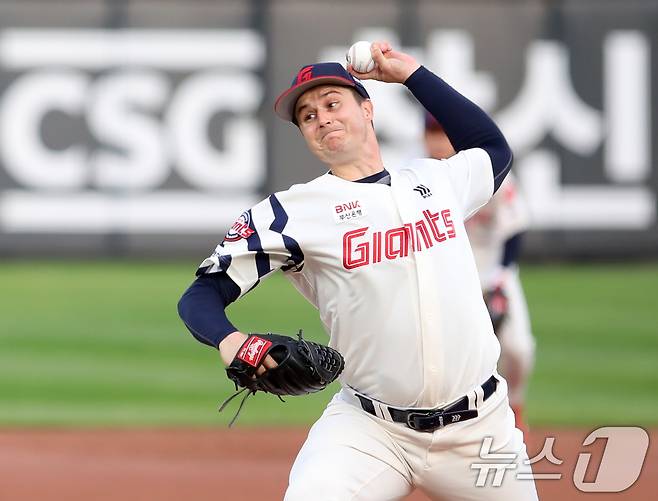 7일 오후 부산 사직야구장에서 열린 '2025 신한 SOL 뱅크 KBO리그' 프로야구 롯데 자이언츠와 SSG 랜더스의 경기, 롯데 선발 데이비슨이 역투하고 있다. 2025.5.7/뉴스1 ⓒ News1 윤일지 기자