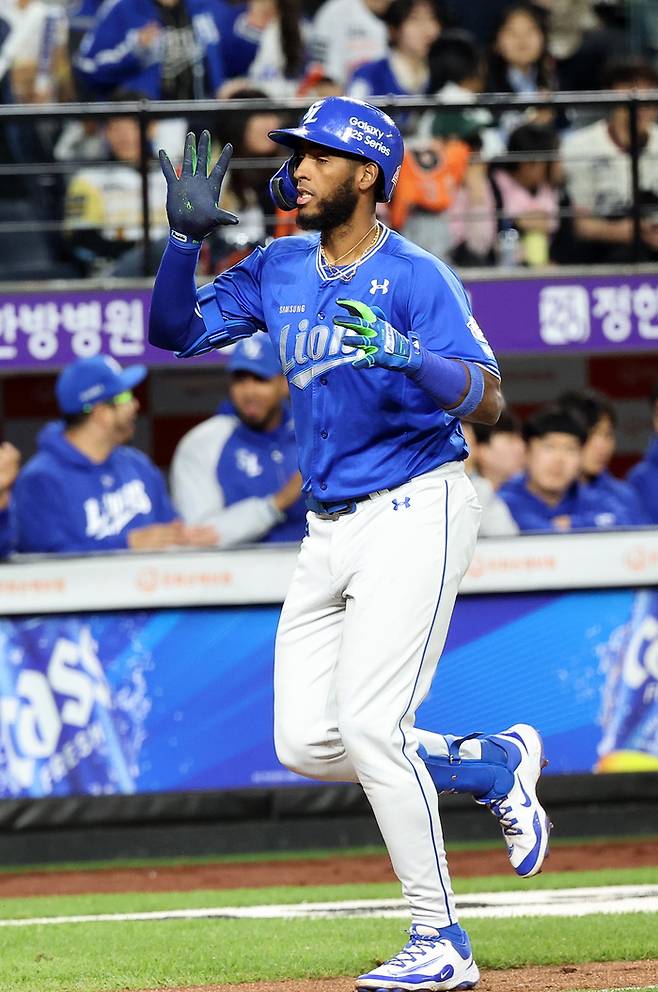 삼성 디아즈가  7일 대전 한화생명볼파크에서 열린 2025 KBO리그 한화전에서 3점 홈런을 터뜨린 뒤 그라운드를 돌고 있다. 사진 | 연합뉴스