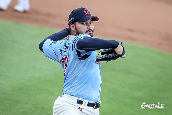 롯데 선발 감보아가 5일 사직구장에서 열린 2025 KBO리그 KIA와 경기에 선발 등판해 역투하고 있다. 사진 | 롯데 자이언츠