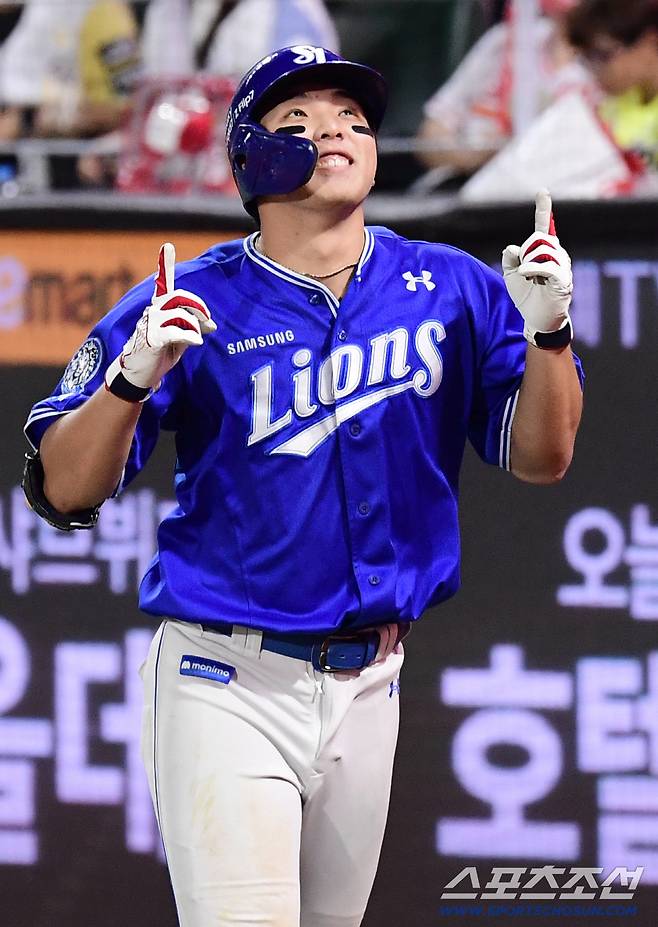 8회 기분 좋은 투런홈런을 날린 김영웅.