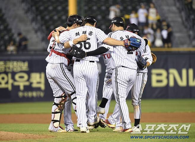 31일 서울 잠실구장에서 열린 KT-LG전. 18대0으로 승리한 LG 선수들이 세리머니를 하고 있다. 잠실=정재근 기자 cjg@sportschosun.com/2025.7.31/