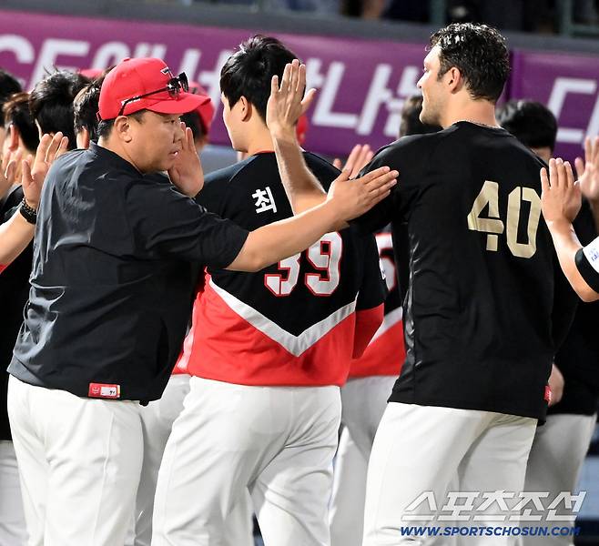5일 부산 사직야구장에서 열린 KIA와 롯데의 경기, KIA가 2대0으로 승리했다. 네일과 이범호 감독이 기쁨을 나누고 있다. 부산=허상욱 기자wook@sportschosun.com/2025.08.05/