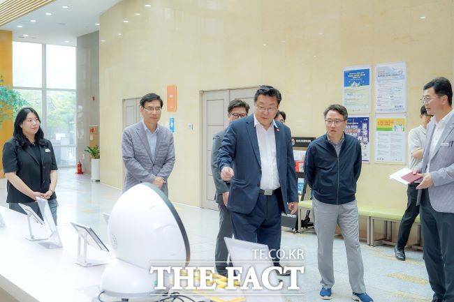 저출산고령사회위원회 주형환 부위원장(가운데)과 관계자들이 성남시니어산업혁신센터를 방문하고 있다. /성남시