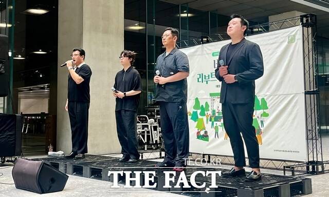 시흥시립예술단이 6일 오후 경기 성남시 네이버 제2사옥 '1784' 1층 광장에서 공연을 하고 있다. /조소현 기자