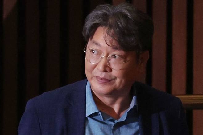 차명 주식거래 의혹을 받는 더불어민주당 이춘석 의원이 5일 국회 본회의에 출석해 방송법 개정안에 대한 기표를 한 뒤 투표함으로 이동하고 있다. 연합뉴스