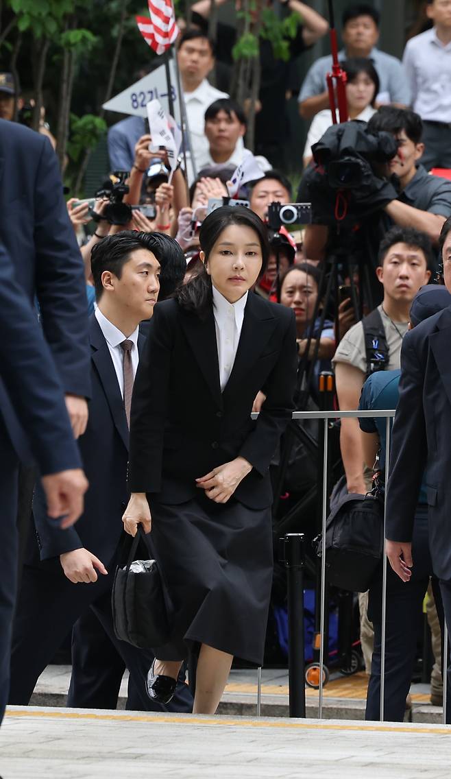 윤석열 전 대통령 배우자 김건희 여사가 6일 오전 서울 종로구 KT광화문 웨스트 빌딩에 마련된 김건희 특별검사팀 사무실에 피의자 신분으로 출석하고 있다./박성원 기자