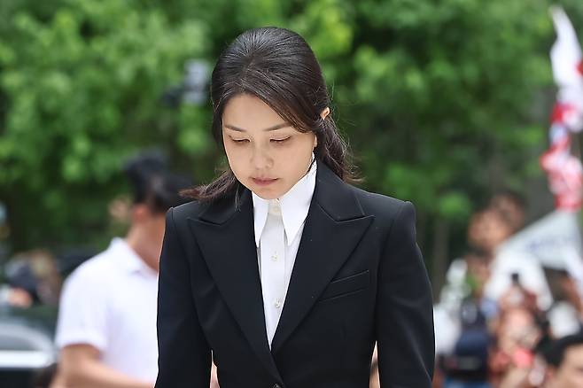 윤석열 전 대통령 부인 김건희 여사가 6일 서울 종로구에 마련된 김건희 특검팀(특별검사 민중기) 사무실로 조사를 받기 위해 출석하고 있다./뉴스1