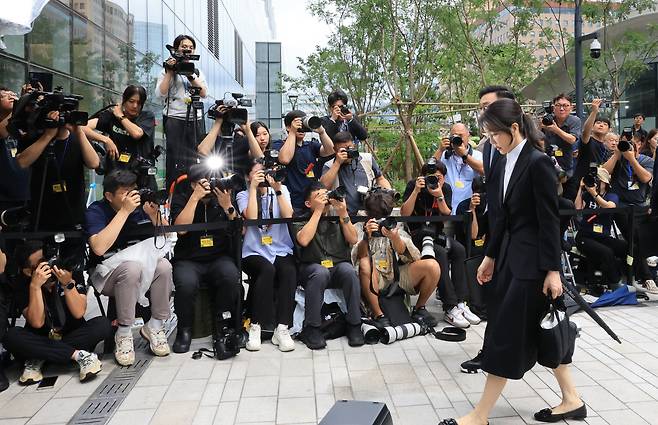 윤석열 전 대통령 배우자 김건희 여사가 6일 오전 서울 종로구 KT광화문 웨스트 빌딩에 마련된 김건희 특별검사팀 사무실에 피의자 신분으로 출석하고 있다./박성원 기자