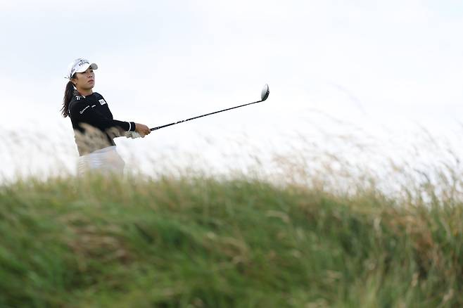 윤이나가 1일 웨일스 로열 포스콜 골프클럽에서 열린 LPGA 투어 AIG 여자오픈 1라운드에서 샷을 지켜보고 있다. /R&A