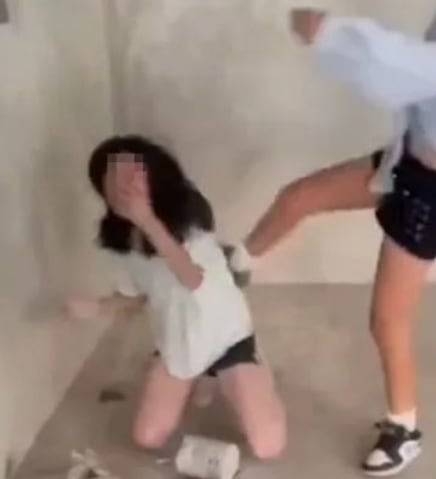 중국의 한 여중생이 또래 친구들로부터 폭행을 당하고 있는 모습./웨이보