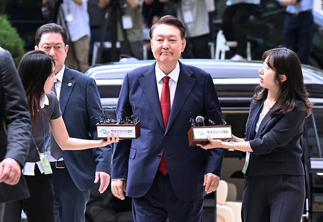 윤석열 전 대통령이 지난달 9일 영장실질심사를 받기 위해 서울 서초구 서울중앙지방법원으로 들어서고 있다. /사진공동취재단