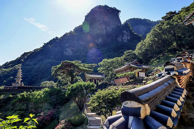 경북 봉화 청량사 풍경. 회백색 바위 절벽이 둘러싼 곳에 있다. /주민욱 영상미디어 기자