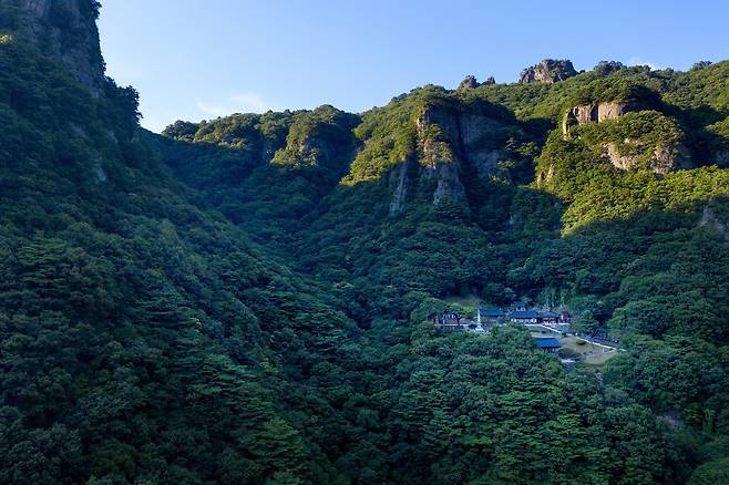 깊은 산속에 파묻혀 있는 청량사. 심심유곡이다. /주민욱 영상미디어 기자