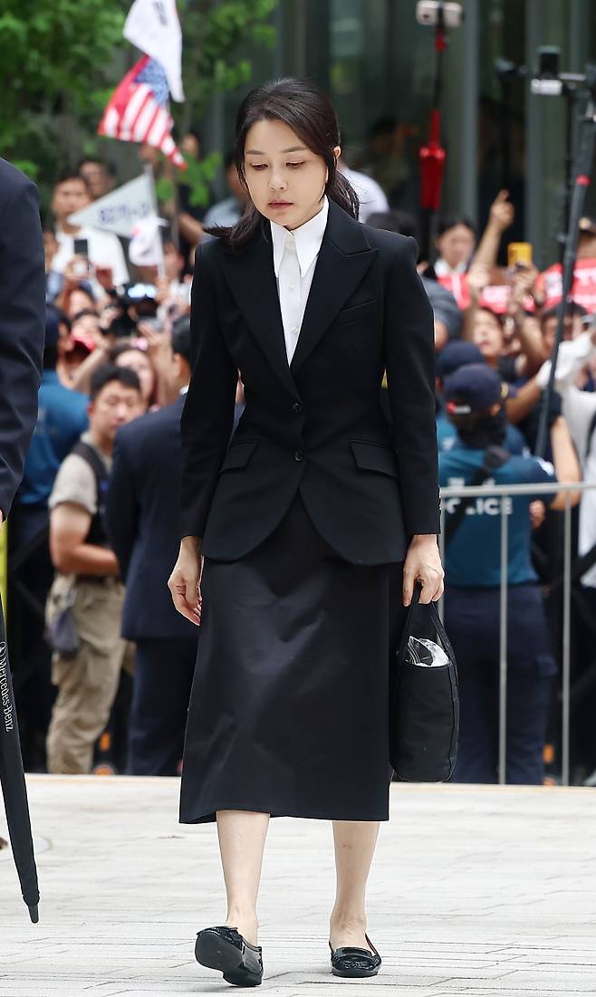 윤석열 전 대통령의 부인 김건희 여사가 6일 서울 종로구에 마련된 김건희 특검팀(특별검사 민중기) 사무실에 첫 조사를 받기 위해 피의자 신분으로 출석하고 있다. / 뉴스1