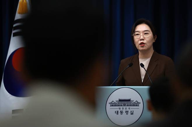 강유정 대통령실 대변인이 5일 서울 용산 대통령실 청사에서 현안 브리핑을 하고 있다. /연합뉴스