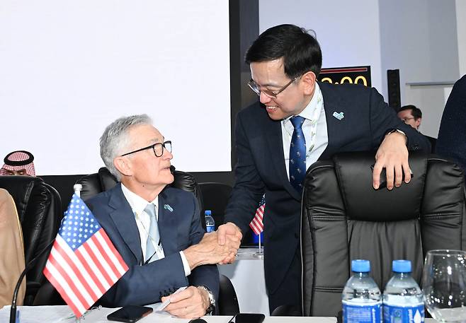 최상목 전 경제부총리 겸 기획재정부 장관이 지난해 'G20 재무장관 중앙은행총재회의'에 앞서 제롬 파월 미국 연방준비제도이사회(FRB) 의장과 대화를 하고 있다. /기획재정부 제공
