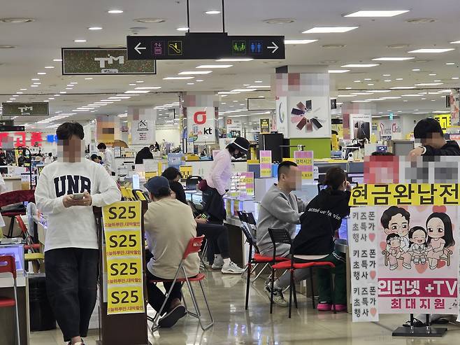 이동통신 판매점이 몰려있는 서울 신도림 테크노마트 9층./정두용 기자