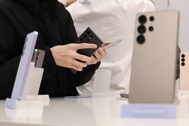 서울 서초구 삼성스토어 삼성강남에서 고객들이 ‘갤럭시 S25 시리즈’를 살펴보고 있다./뉴스1