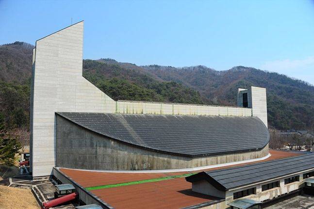 배를 닮은 최양업 토마스 신부 기념성당 측면 ⓒ