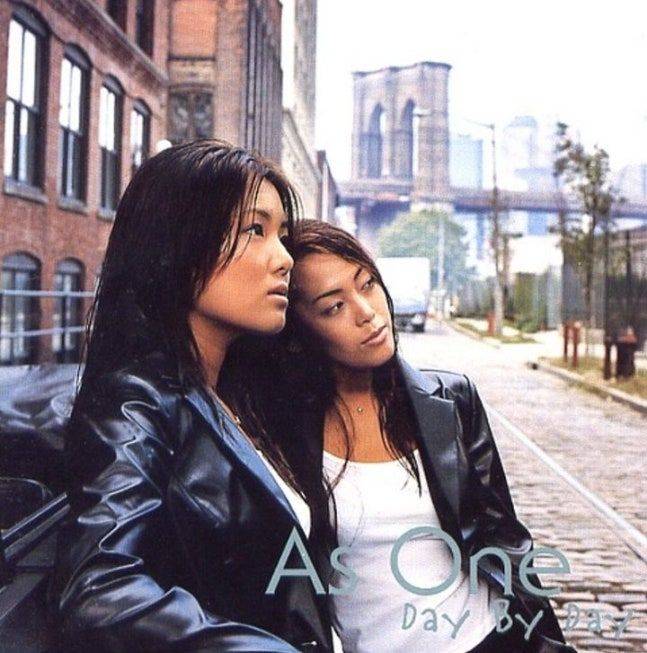 ⓒ여성 듀오 애즈원(As One)의 1999년 데뷔 앨범 '데이 바이 데이(Day By Day)' 커버 이미지