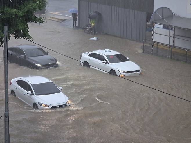 집중호우 시 차량 침수 사고가 잦아지면서, 안전한 탈출법과 맨홀 사고 예방 수칙이 중요해졌다. 전문가들은 탈출 도구 준비와 침착한 대응을 강조했다. ⓒ News1