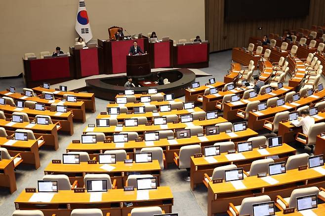 신동욱 국민의힘 의원이 4일 오후 서울 여의도 국회에서 열린 제427회국회(임시회) 제3차 본회의에서 방송3법 반대 필리버스터(무제한토론)를 하고 있다. 대부분의 의원석이 비어있다.  2025.08.04 서울=뉴시스