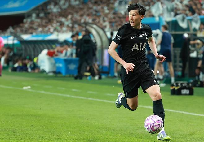 손흥민이 3일 열린 컵경기장에 열린 2025 쿠팡플레이시리즈 뉴캐슬과의 경기에서 돌파를 하고 있다. 뉴시스