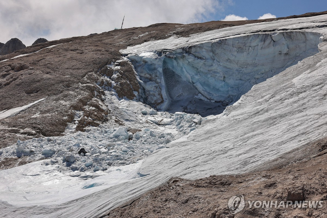 2022년 산사태로 빙하가 깎여나간 돌로미티산맥. 연합뉴스