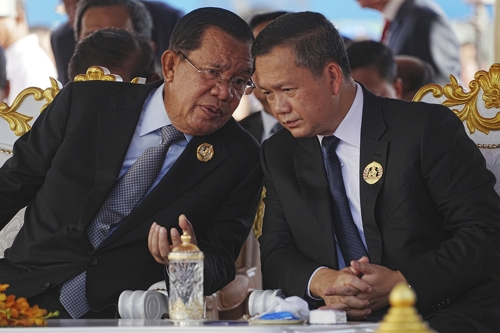 캄보디아 실권자인 훈 센 상원의장(왼쪽)과 아들 훈 마네트 총리.  [AP 연합뉴스 자료사진]