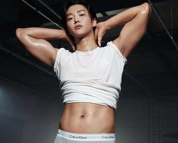 배우 로운(28)이 유명 패션 브랜드 속옷 모델로 등장한 가운데, 겨드랑이털이 노출되면서 논란이 됐다. 사진=캘빈 클라인 인스타그램 갈무리