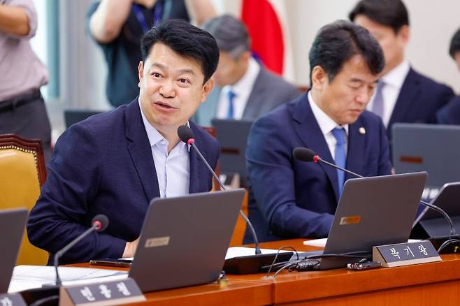 복기왕 더불어민주당 의원이 지난 6월 25일 오전 서울 여의도 국회에서 열린 제426회국회(임시회) 국토교통위원회 제1차 전체회의에서 인사말을 하고 있다. 뉴스1