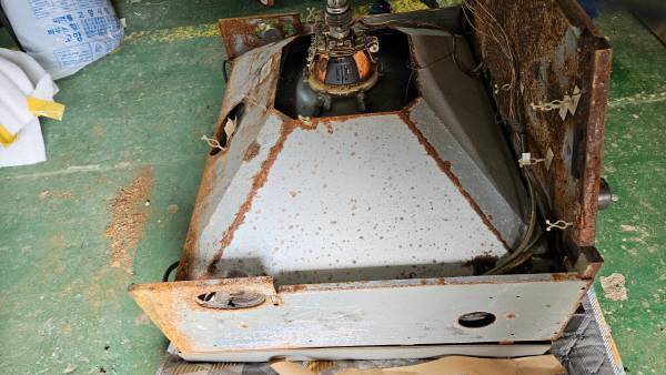 모니터를 앞으로 눕히고 분해 작업 시작